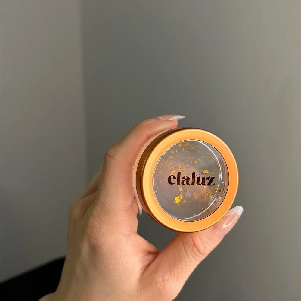 ElaluZ 24k Lip Therapy - Clear with Gold Flakes - Picture 3 of 4